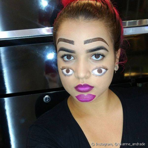 Raianne Andrade optou por fazer um rosto duplo, desenhando os olhos nas bochechas, sobrancelhas na testa e outra boca no queixo (Foto: Instagram @raiianne_andrade)